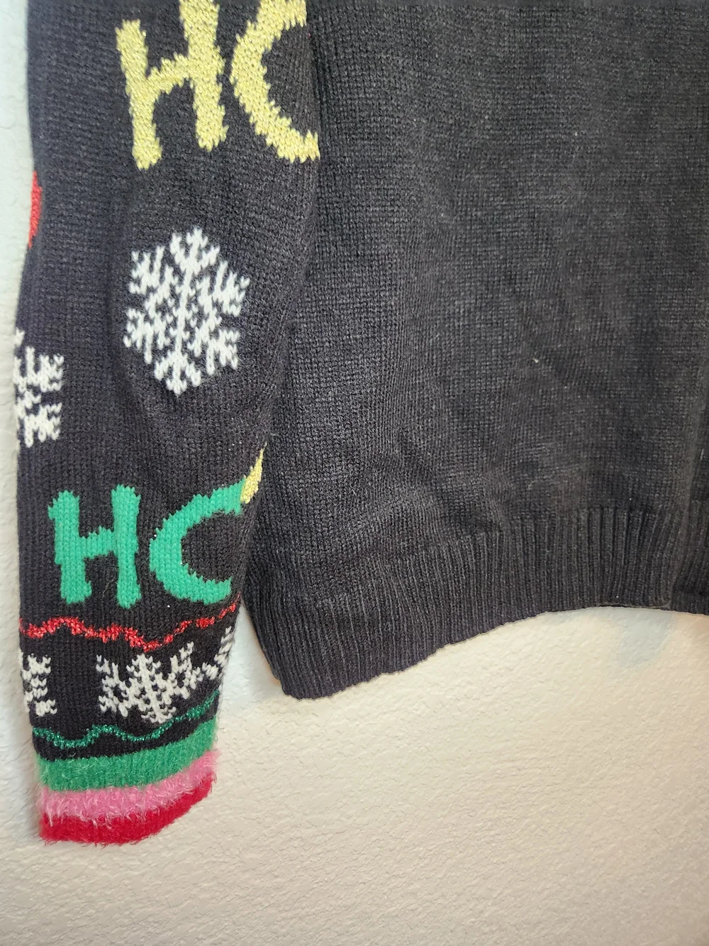 Blizzard bay Flamingo ho ho ho Black & Pink Holiday V‑Neck Sweater M